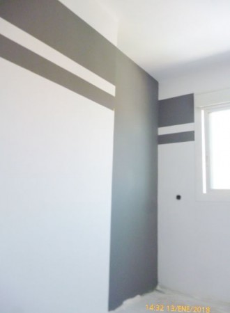 Pintura decorativa a rayas en dos colores